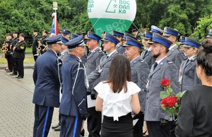 policjanci podczas wręczania aktów mianowania policjantom