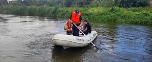 na łodzi straż i policja podczas działań