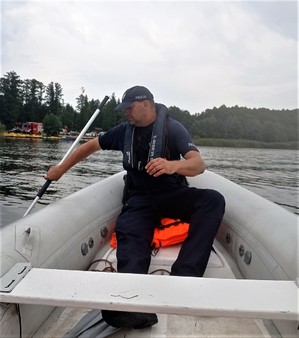 policjant na łodzi podczas poszukiwań
