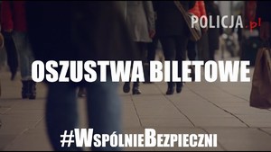 Plakat z napisem oszustwa biletowe i #wspólnie bezpieczni , w tle widoczne idące osoby od psa w dół