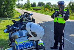 policjant dokonuje pomiaru prędkości