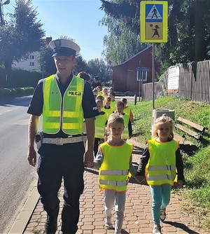 policjant ruchu drogowego podczas spaceru z dziećmi