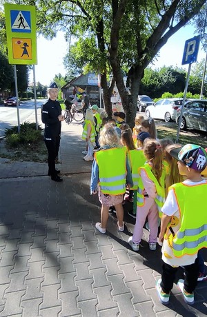 policjantka podczas spaceru z dziećmi