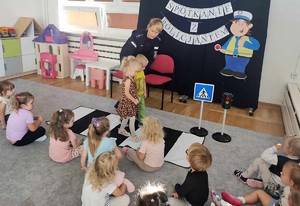 policjantka z dziećmi w sali przedszkola