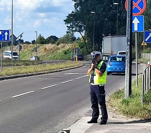 policjant mierzący prędkość kierującym pojazdami