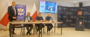 policjanci, wicestarosta, burmistrz