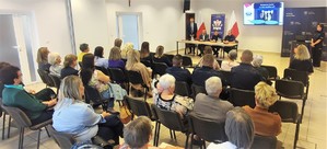 uczestnicy debaty w sali konferencyjnej