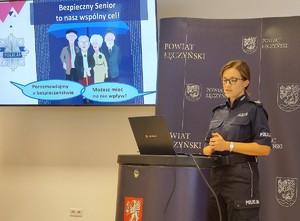 policjantka podczas powitania uczestników debaty