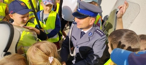 policjant z dziećmi podczas pokazu sprzętu policyjnego
