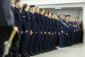 Zdjęcie przedstawia ślubujących policjantów oraz funkcjonariuszy do odznaczenia za wieloletnią służbę.