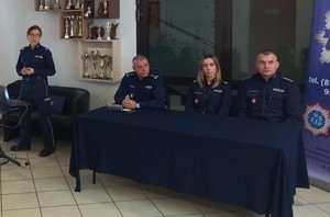 policjanci biorący udział w debacie