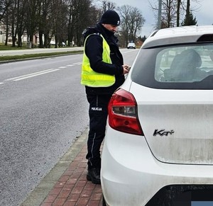 policjant podczas kontroli drogowej