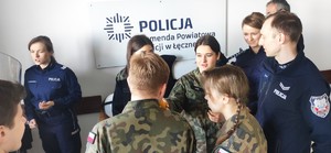 policjanci z uczniami podczas prezentacji sprzętu