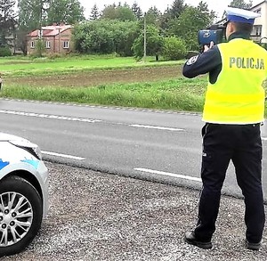 policjant podczas pomiaru prędkości