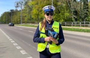 policjantka z miernikiem prędkości