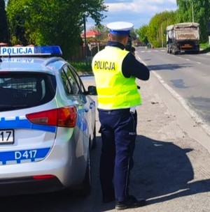 policjant podczas pomiaru prędkości