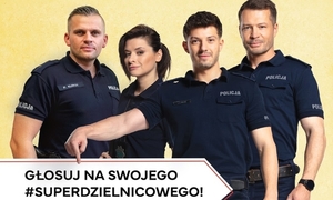 fragment plakatu informacyjnego przedstawia policjanta i aktorów w kostiumach imitujących umundurowanie policyjne