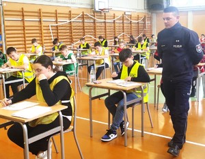 policjant z dziećmi podczas testu