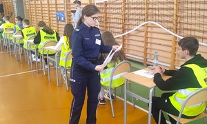 policjantka rozdaje testy