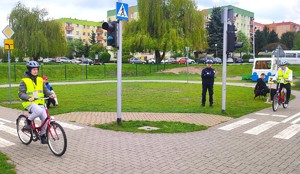 policjant i rowerzyści na miasteczku
