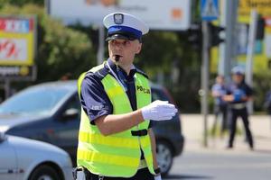 policjant kieruje ruchem