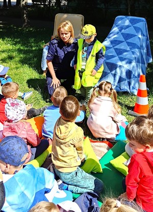 policjantka prezentuje kamizelkę