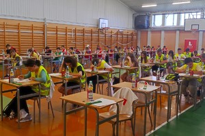 uczniowie podczas pisania testu wiedzy