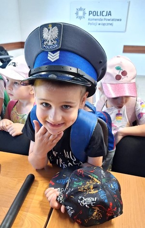 chłopiec w policyjnej czapce