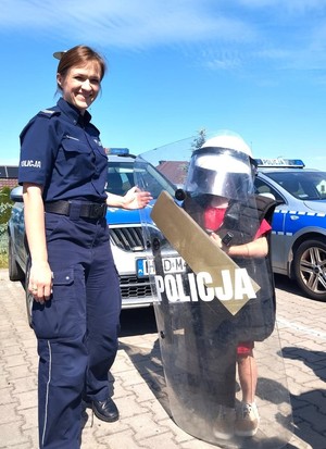 policjantka z dzieckiem z tarczą
