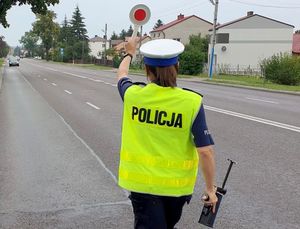 policjantka ruchu drogowego podczas zatrzymywania pojazdu