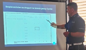 naczelnik ruchu drogowego podczas omawiania prezentacji
