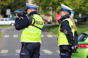 policjanci z miernikiem prędkości