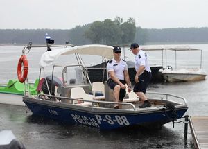 policjanci na łodzi motorowej