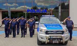 policjanci przy radiowozie