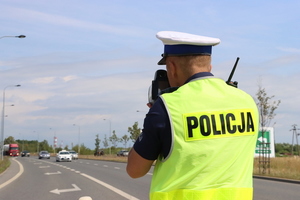 policjant dokonuje pomiaru prędkości