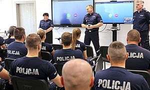 Komendant Wojewódzki Policji w Lublinie mł. insp. Tomasz Gil przemawia do kursantów