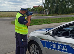 policjant dokonuje pomiaru prędkości