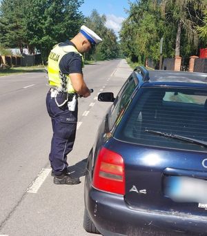 policjant podczas kontroli stanu trzeźwości kierującego pojazdem