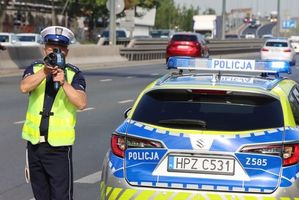 radiowóz i policjant z miernikiem prędkości