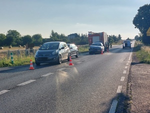 pojazdy stojące na drodze