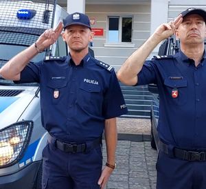 Policjanci oddający honor