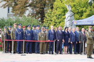 na zdjęciu uczestnicy obchodów