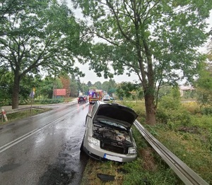 auto uszkodzone na drodze