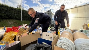 policjanci podczas pakowania artykułów dla powodzian