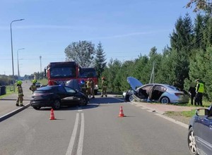 dwa uszkodzone pojazdy podczas wypadku w tle wóz strażacki