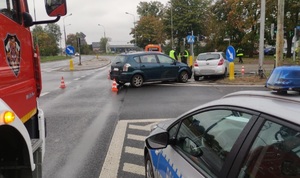 uszkodzone pojazdy na skrzyżowaniu