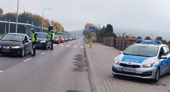 policjanci kontrolują kierujacych