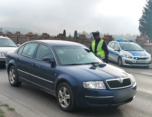 policjant sprawdza stan trzeźwości kierującego pojazdem