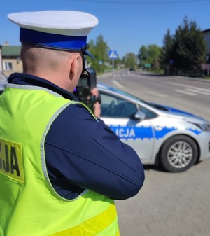 policjant podczas pomiaru prędkości