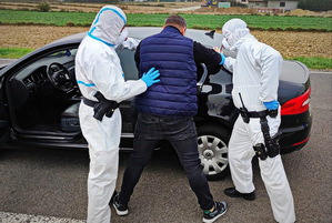 Policjanci ubrani w białe kombinezony zatrzymują niebezpiecznego mężczyznę